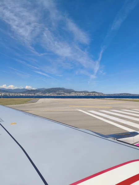 runaway from airplan window